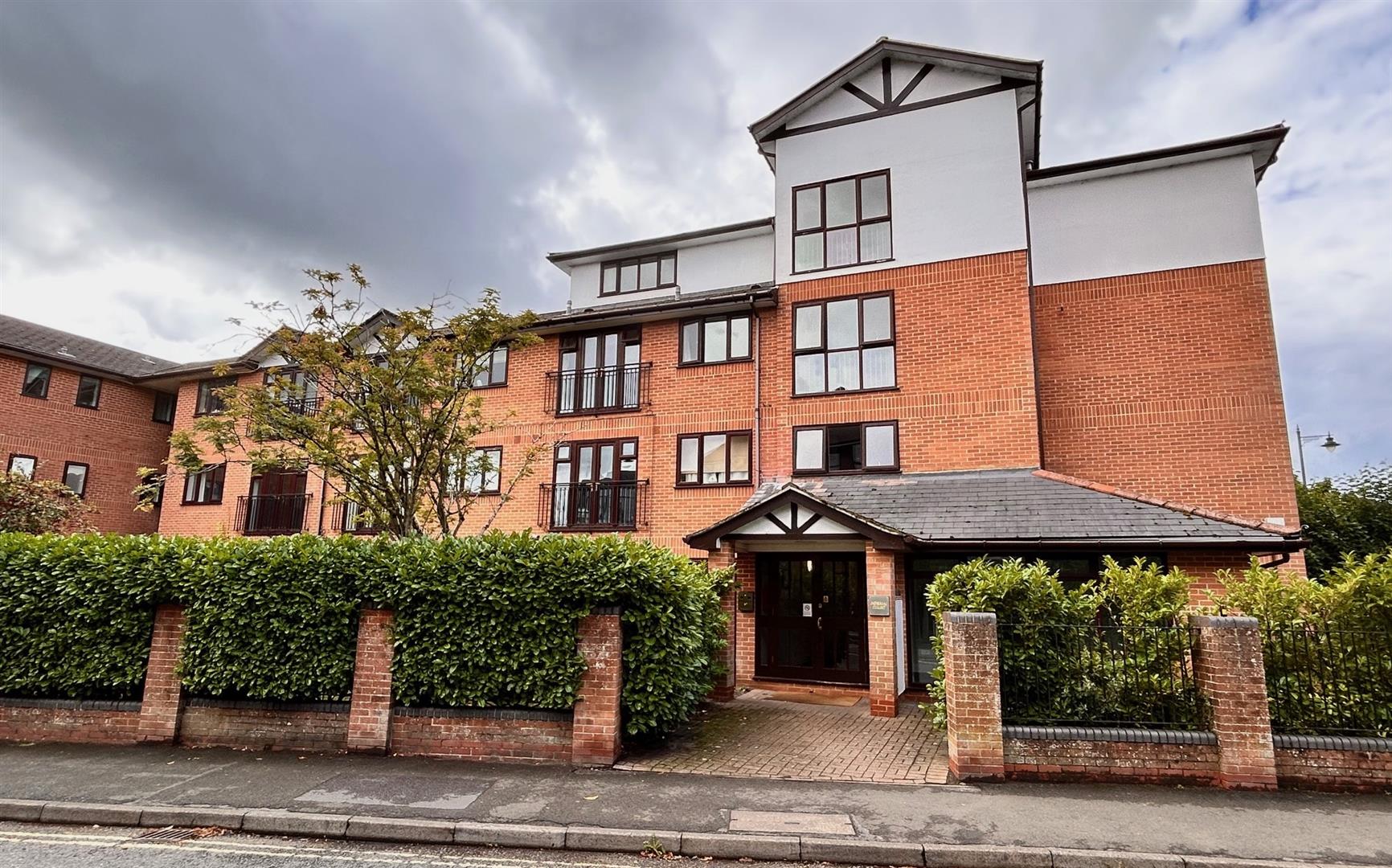 2 bed property in Station Road, Henley-On-Thames